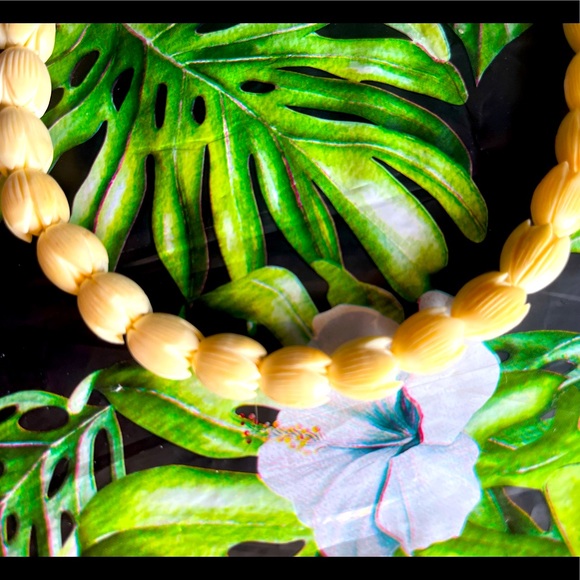 Vintage 🏝Bovine Carved Pikake Lei Hawaiian necklace - Picture 6 of 10